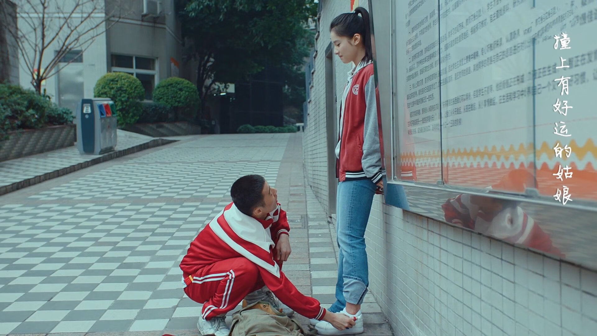 B体育网页版登录-玻璃桥高空跳跃，勇气的极限挑战，挑战高空玻璃桥 说说