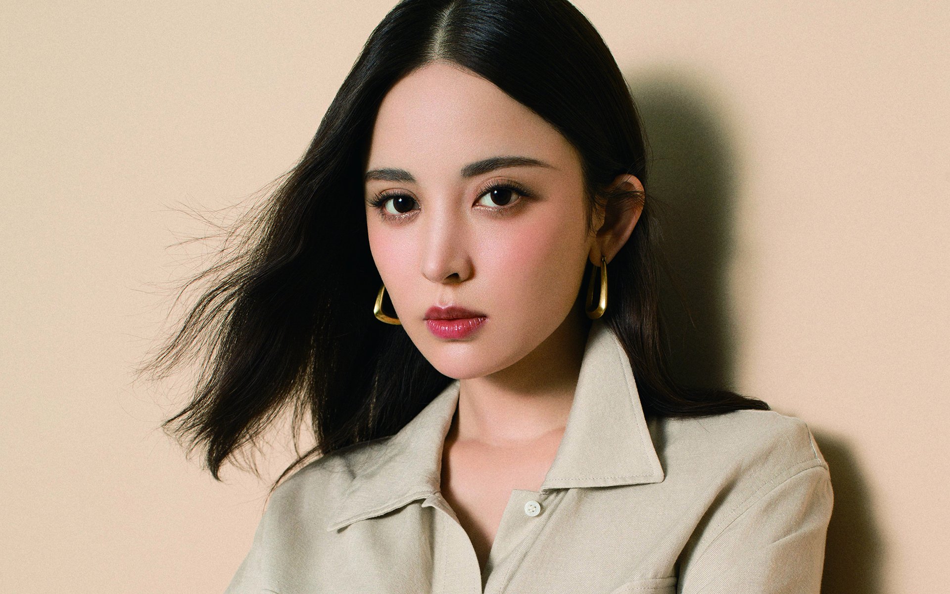 b体育在线平台-“新加坡游泳赛场：泳者挑战自我，争夺荣誉”