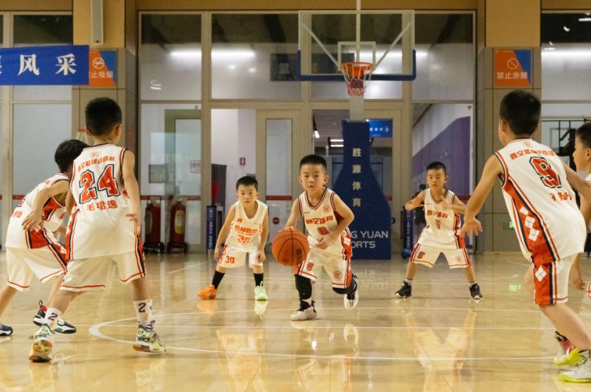 包含B体育官网：青少年篮球培训，如何才能避免过度训练，让孩子健康快乐地成长？的词条