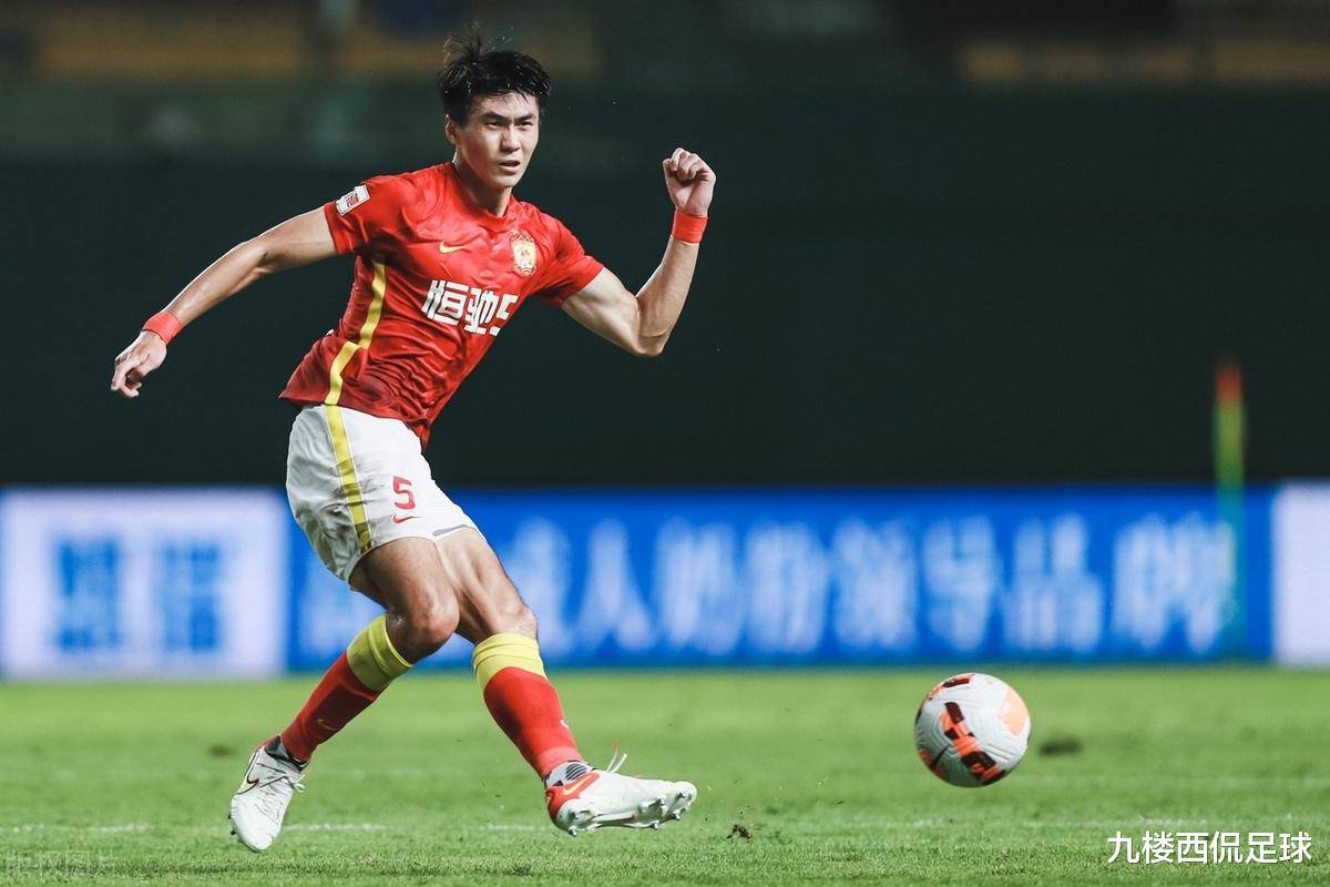 包含B体育APP:中国足球留洋球员：在欧洲联赛努力拼搏，展现中国球员风采的词条