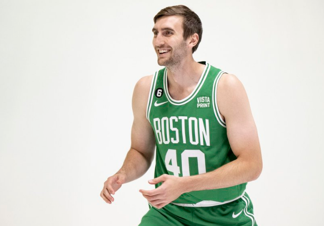 关于bsports体育：凯尔特人队季前赛：科内特展现篮板球能力，争夺轮换位置的信息